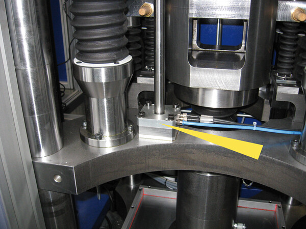 Pneumatische stangklemmen voor hydraulische persen