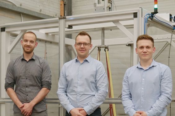 Julian Raimann, Arne Hankemeier und Tobias Ridder (from left to right), state-certified technicians in the field of mechanical engineering at Felix-Fechenbach-Berufskolleg, in front of their construction