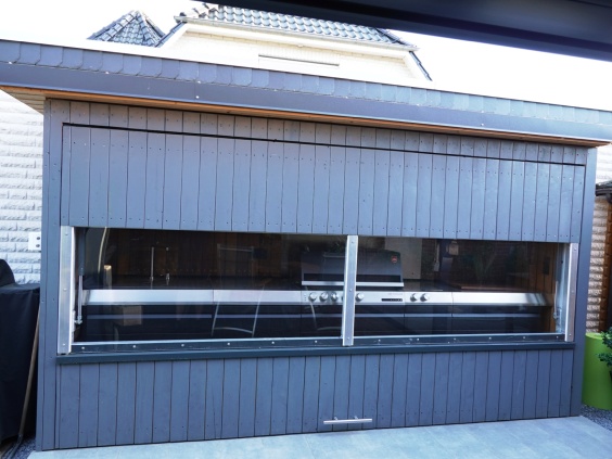 De buitenkeuken van Andreas Besser met gesloten deur © A. Besser Stuhr
