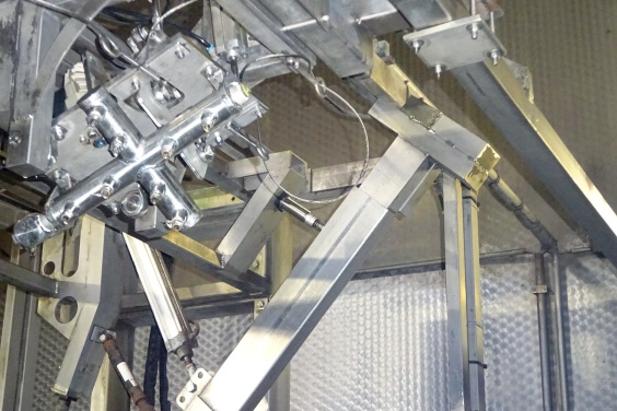 Na succesvolle tests vertragen roestvast stalen dempers de massakrachten die door de zwenkarmen met de borstels worden veroorzaakt precies op het juiste moment. Na succesvolle tests vertragen roestvast stalen dempers de massakrachten die door de zwenkarmen met de borstels worden veroorzaakt precies op het juiste moment.