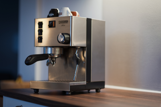 Espressomachines profiteren van industriële dempingstechniek: met ACE Bubble Mounts werken ze stiller, stabieler en trillingvrij. © ACE