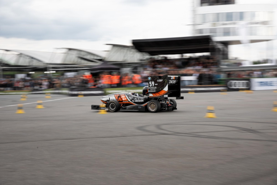 Raceauto ‘ZoE’ tijdens Formula Student Germany 2025 op de Hockenheimring © ELBFLORACE e.V.