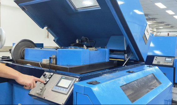 Mit Hilfe des flexiblen Application Engineering von ACE hat die KeyTec Netherlands B.V. vorhandene Industrie-Gasdruckfedern von ACE an ihren 45 kg wiegenden Maschinenhauben mit neuen elektromechanischen Antrieben Industrial POWERISE® kombiniert.