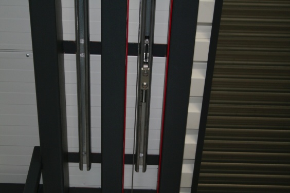 De deurdempers van ACE konden eenvoudig in het schuifdeursysteem van KOK worden geintegreerd.
